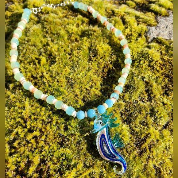 🐚🌊 Lampwork Seahorse with aquamarine & shells necklace - Picture 4 of 13